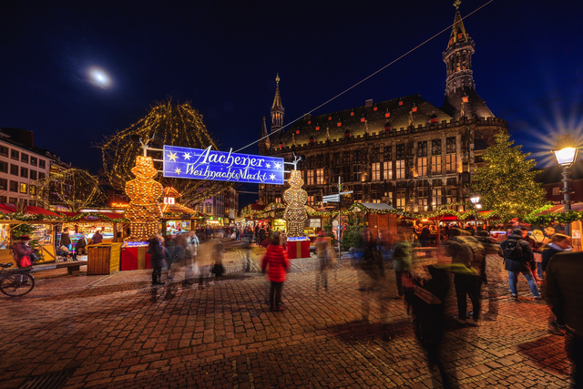 Eingang am Rathaus vom Aachener Weihnachtsmarkt 