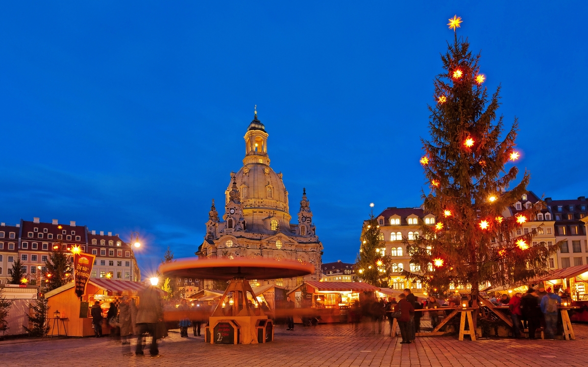 Weihnachtsmarkt auf dem Neumarkt in Dresden, Deutschland