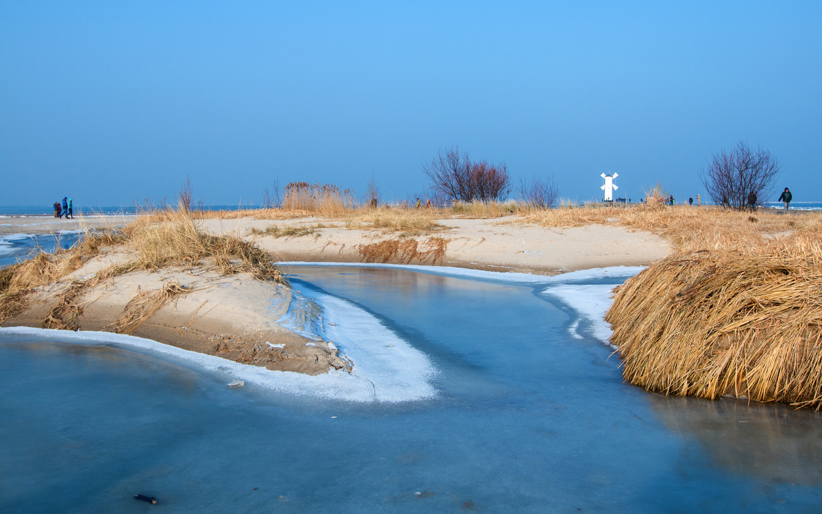 winterlicher Strand von Swinemünde an der polnischen Ostseeküste