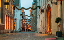 Einkaufsstraße mit Weihnachtsbeleuchtung in Maastricht