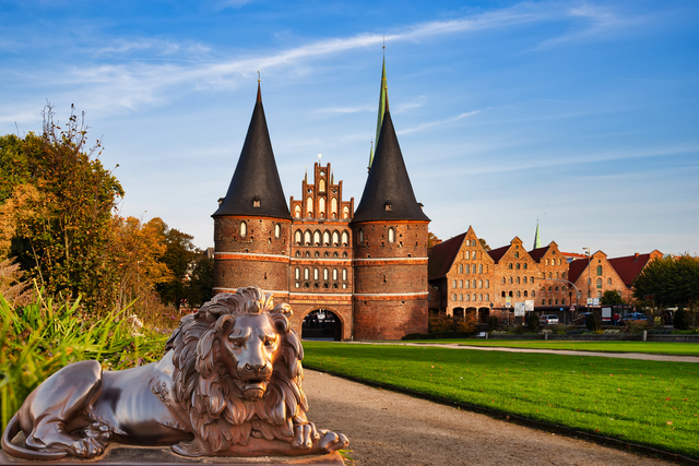 Lübecker Holstentor mit Löwe