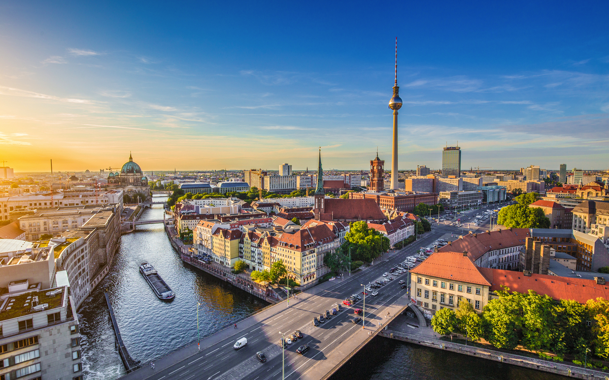 Skyline von Berlin mit Nikolaiviertel, Berliner Dom und Fernsehturm, Deutschland