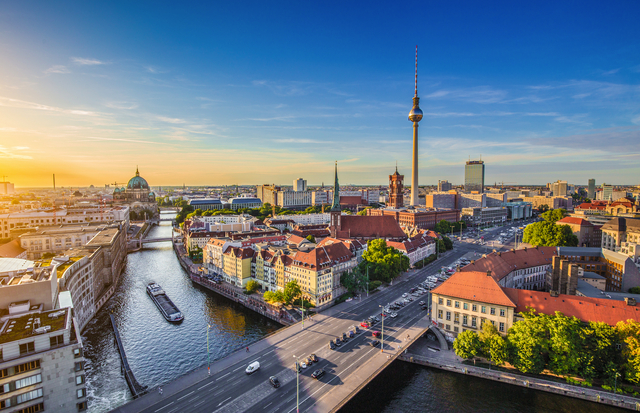 Skyline von Berlin mit Nikolaiviertel, Berliner Dom und Fernsehturm, Deutschland