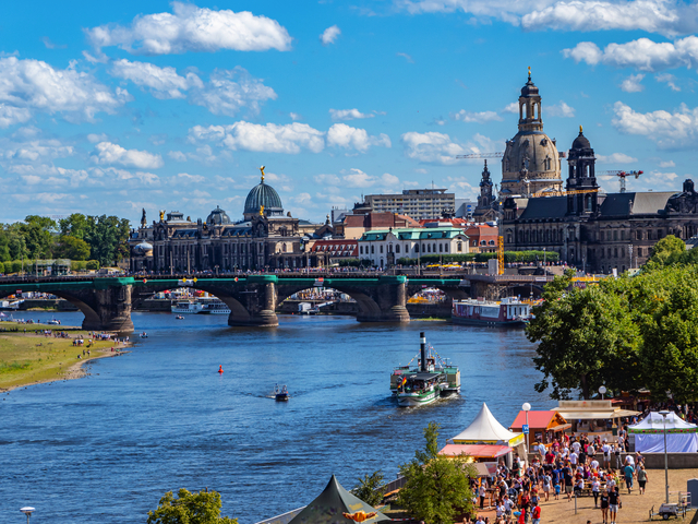 Blick auf das Elbufer von Dresden