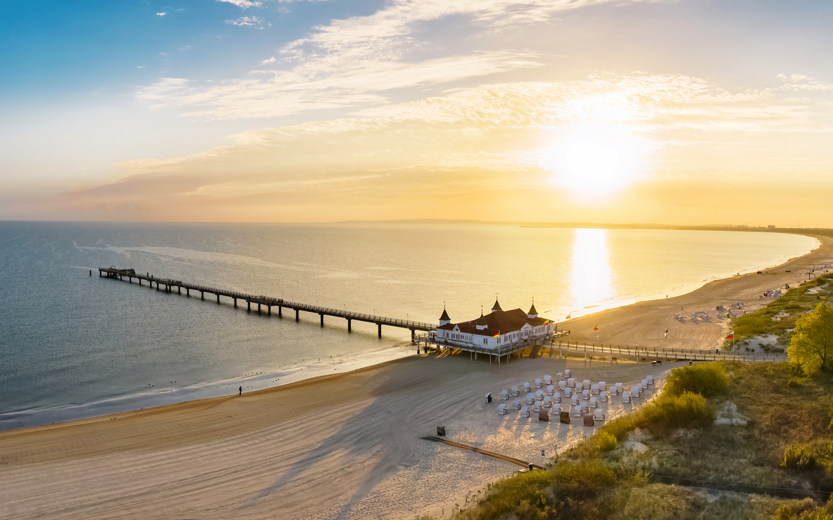 Sonnenaufgang am Ahlbecker Strand mit Seebrücke