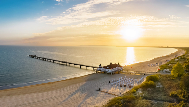 Sonnenaufgang am Ahlbecker Strand mit Seebrücke