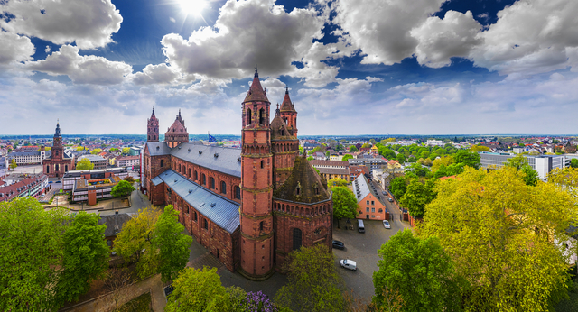 Luftaufnahme von Dom St. Peter in Worms, Deutschland