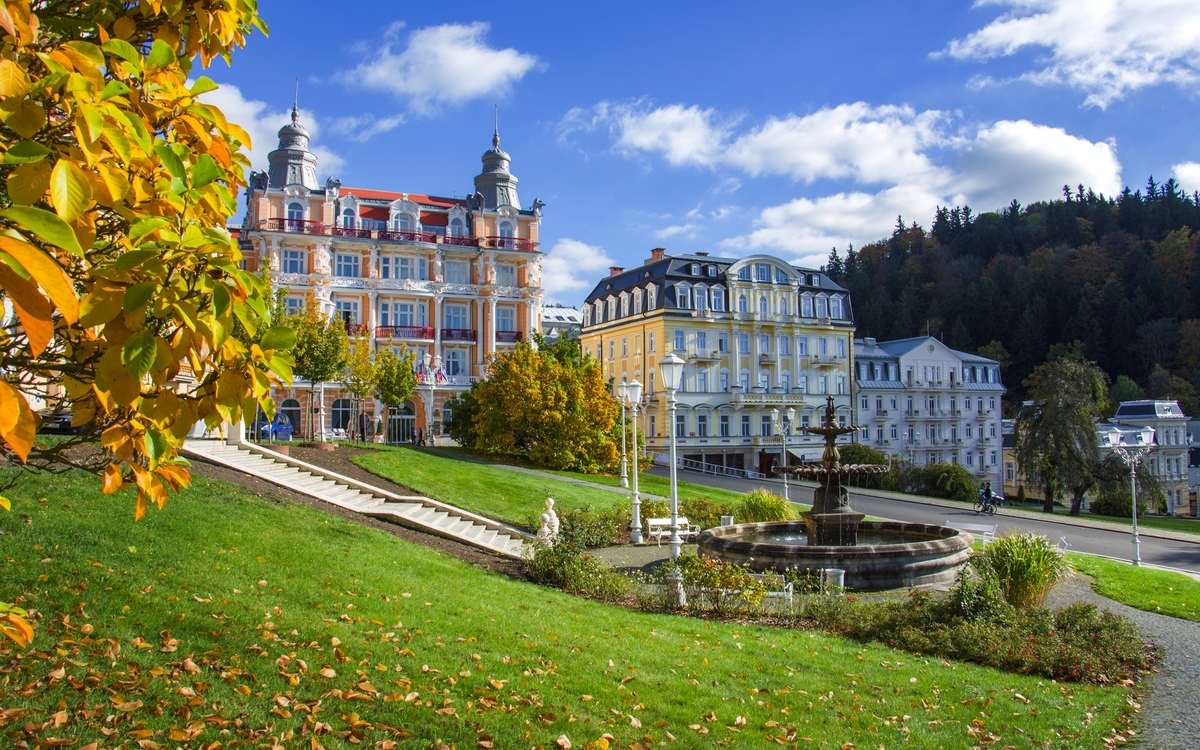 Goetheplatz und öffentlicher Park mit Brunnen und Kurhäusern im Herbst - Zentrum von Marienbad