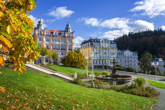 Goetheplatz und öffentlicher Park mit Brunnen und Kurhäusern im Herbst - Zentrum von Marienbad