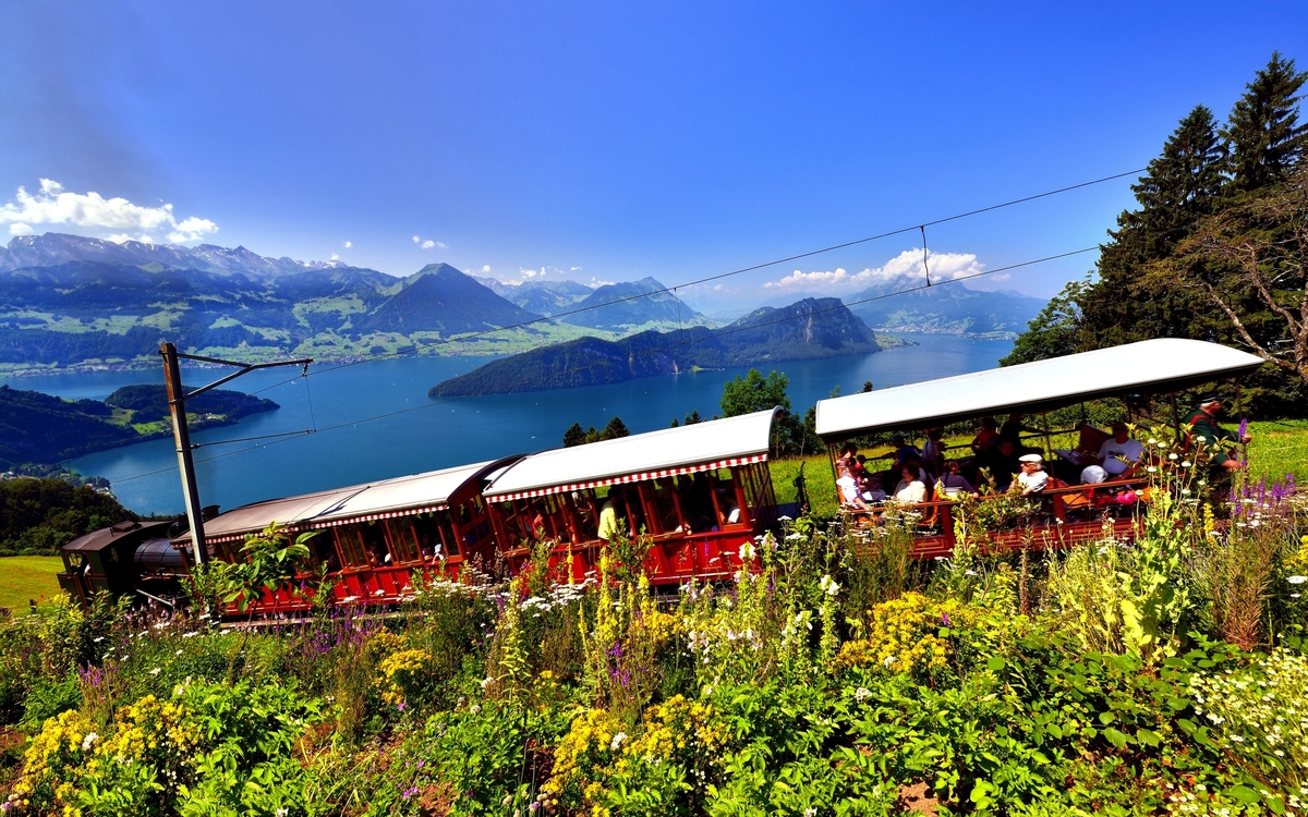 Rigibahn mit Sicht auf den Vierwaldstättersee und die Voralpen