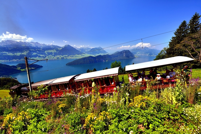 Rigibahn mit Sicht auf den Vierwaldstättersee und die Voralpen