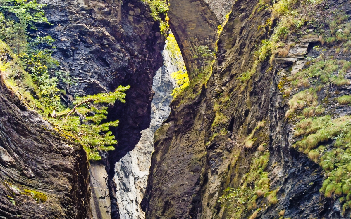 Bogenbrücke über der Viamalaschlucht in Graubünden, Schweiz