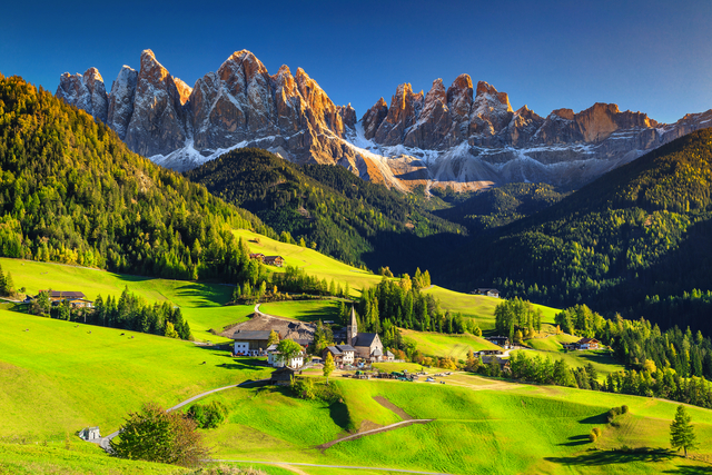 Frühlingslandschaft mit dem Dorf St. Magdalena in den Dolomiten