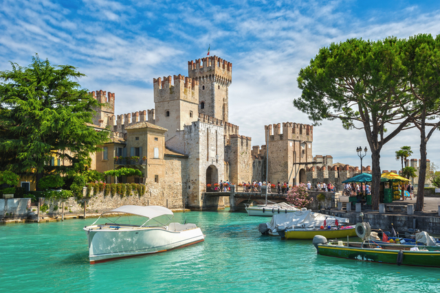 die Burg Rocca Scaligera in Sirmione am Gardasee, Italien