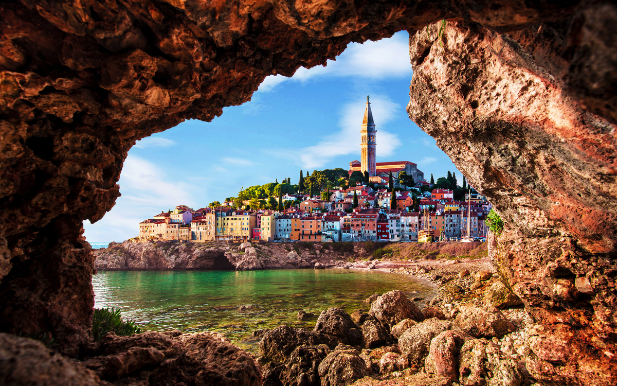 Blick auf Piran durch ein Felsloch