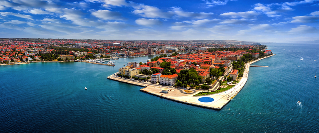 Luftpanorama auf die Altstadt von Zadar an der Adria mit Meeresorgel