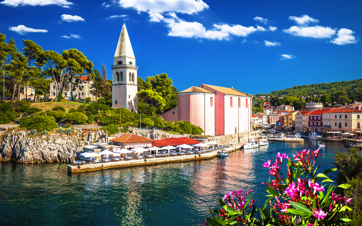 Aussicht auf die Kirche und den Hafen der Stadt Veli Losinj