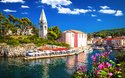 Aussicht auf die Kirche und den Hafen der Stadt Veli Losinj