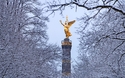 Siegesäsule im Winterkleid in Berlin, Deutschland