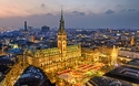 Rathaus und Weihnachtsmarkt in Hamburg, Deutschland