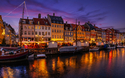 winterliche Abendansicht des weihnachtlich geschmückten Stadtteils Nyhavn in Kopenhagen, Dänemark