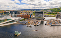 Luftaufnahme mit Panoramablick auf das Opernhaus und das neue Geschäftsviertel in Oslo, Norwegen