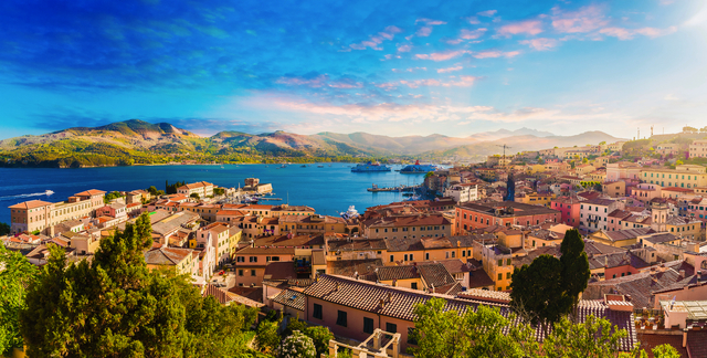 Altstadt und Hafen Portoferraio auf der Insel Elba
