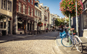 Maastrichter Straßen mit Fahrrad im Sommer