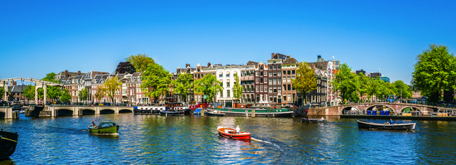 Blick auf den Fluss Amstel in Amsterdam