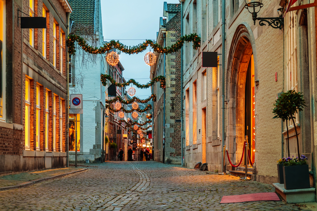 Einkaufsstraße mit Weihnachtsbeleuchtung in Maastricht
