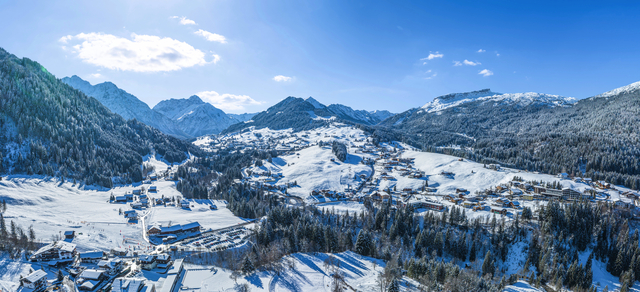Panoramablick ins Kleinwalsertal im Winter mit dem Dorf Hirschegg und den Bergen Großen Widderstein, Heuberg und Hoher Ifen