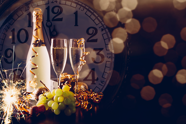 Silvesterparty mit Champagner und Weintrauben
