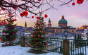 lick auf die historische Stadt Salzburg mit dem berühmten Salzburger Dom im Winter - Weihnachtsbäume mit roten Weihnachtskugeln vor dem Hintergrund des winterlichen Salzburgs