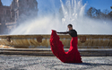 Flamencotänzerin vor einem Brunnen auf dem Spanischen Platz in Sevilla