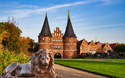 Lübecker Holstentor mit Löwe