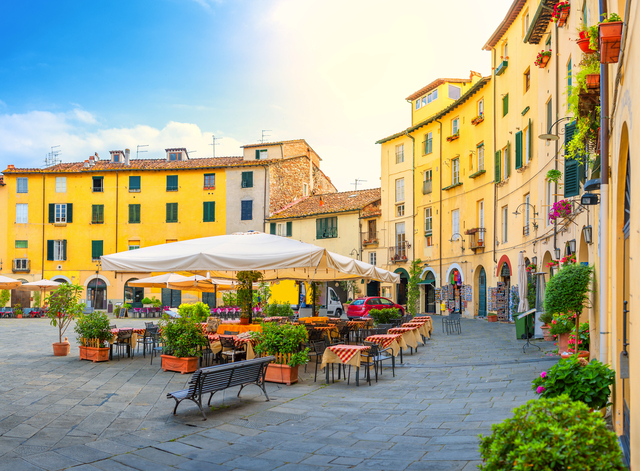 Piazza dell' Anfiteatro in Lucca, Italien