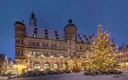 Das Rathaus von Rothenburg ob der Tauber bei Nacht mit Weihnachtsbeleuchtung.