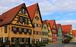 Bunte Fachwerkhäuser in einer altdeutschen Stadt.