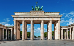 Brandenburger Tor in Berlin bei klarem Himmel.
