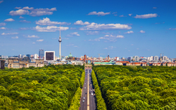 Blick auf Berlin mit Fernsehturm und Reichstag, Straße durch den Tiergarten.