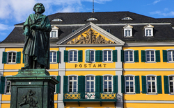 Beethoven-Denkmal und Altes Postamt in Bonn, Nordrhein-Westfalen, Deutschland.