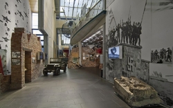 Museumsausstellung mit historischem Jeep und Kriegsartefakten