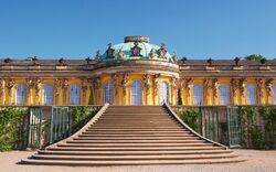 Schloss Sanssouci mit breiter Freitreppe in Potsdam bei sonnigem Wetter.