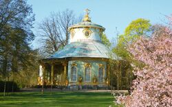Chinesisches Haus mit blühenden Bäumen im Park Sanssouci, Potsdam.