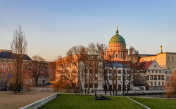 Historische Gebäude und Kuppelkirche bei Sonnenuntergang, Potsdam.
