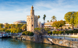 Wachturm am Flussufer in einer Stadt bei Tageslicht.