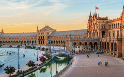 Plaza de España in Sevilla bei Sonnenuntergang, Panoramaansicht.