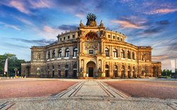 Historisches Gebäude mit Rundbau und kunstvoller Architektur bei Sonnenuntergang.