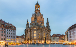 Abendstimmung an der Frauenkirche in Dresden, beleuchtet in der Altstadt auf dem Neumarkt.