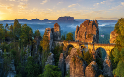 Felsformation mit Brücke in malerischer Landschaft bei Sonnenaufgang